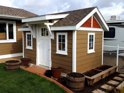 <div class='capText'>Small backyard shed.</div>